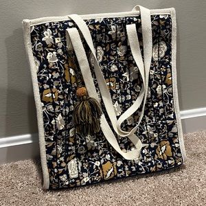 Universal Threads tote bag floral, with tassel